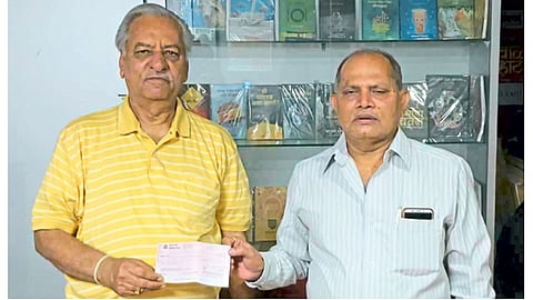 पुणे - शनिवार पेठेतील श्री दक्षिणमुखी मारुती शनिमंदिराच्या वतीने ५१ हजार रुपयांचा निधी ‘सकाळ रिलीफ फंडा’साठी देण्यात आला. यावेळी मंदिराचे उपाध्यक्ष रमेशचंद अगरवाल (डावीकडे) आणि अध्यक्ष ॲड. अशोक मोटे.