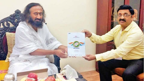 मेक इन नाशिक उपक्रमाची माहिती आर्ट ऑफ लिव्हींगचे सर्वेसर्वा श्री श्री रविशंकर यांना देतांना निमाचे उदय खरोटे.