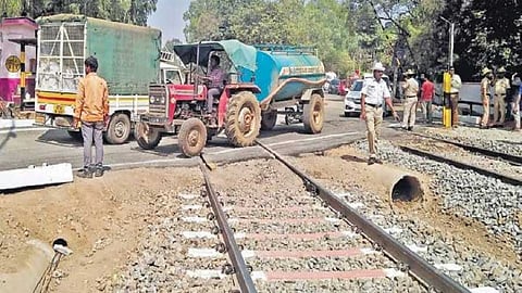 Car and train mate with an accident in nagpur district 