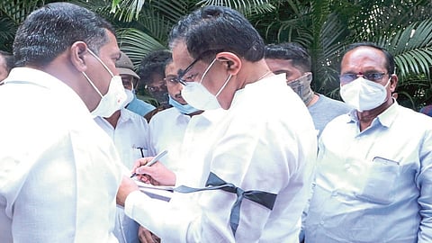 ministers Worked with tying black ribbons for Belgaum border people