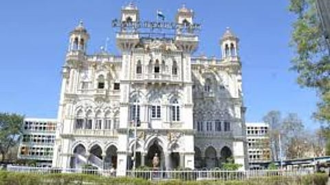 A statement has been submitted to the commissioner on behalf of the deprived front that the employees of Solapur Municipal Corporation are deprived of pension benefits