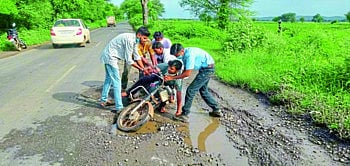 पळा...पळा खड्यात पडला; दोन महिन्यांत ३० अपघात !