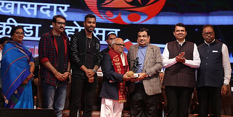 धंतोली : यशवंत स्टेडिअमवर आयोजित तिसऱ्या खासदार क्रीडा महोत्सवाच्या समारोपप्रसंगी दादोजी कोंडदेव पुरस्कार विजेते ऍथलेटिक्‍स प्रशिक्षक भाऊ काणे यांना क्रीडा महर्षी पुरस्काराने सन्मानित करताना केंद्रीय मंत्री नितीन गडकरी. बाजूला क्रिकेटपटू हार्दिक पांड्या, 