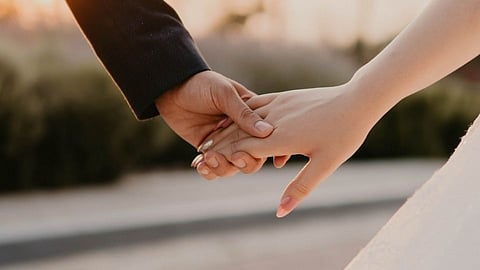 Dateवर पार्टरनला गिफ्ट द्यायंचयं? बजेट कमी आहे, मग या ट्रिक्स वापरा