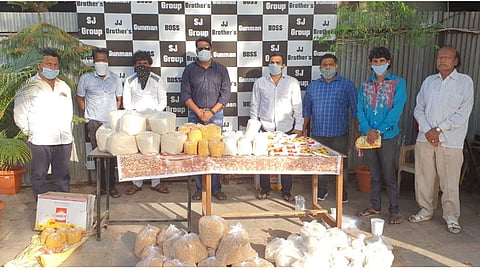 रास्ता पेठ - 'शांताबाई' फेम गायक संजय लोंढे यांच्यासह इतर लोककलावंतांना गुरुवारी धान्याचे वाटप करताना शैलेश जगताप मित्र मंडळातील कार्यकर्ते.