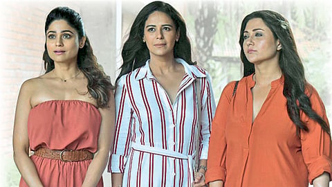‘ब्लॅक विडोज’मध्ये शमिता शेट्टी, मोनासिंग आणि स्वस्तिका मुखर्जी.