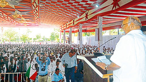 नगर - विधानसभा निवडणुकीच्या पार्श्‍वभूमीवर राष्ट्रवादी काँग्रेसतर्फे शनिवारी नगरमध्ये कार्यकर्त्यांचा मेळावा पार पडला. पक्षाध्यक्ष आणि ज्येष्ठ नेते शरद पवार यांनी या वेळी मार्गदर्शन केले.