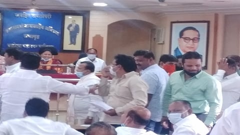Shiv Sena also does not leave any opportunity to retaliate against the ruling BJP in Akola Municipal Corporation 2.jpg