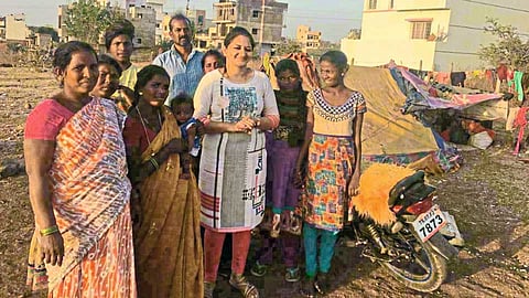 लातूर - झोपडपट्टीतील नागरिकांसोबत डॉ. श्रद्धा निटुरे-पत्रिके.