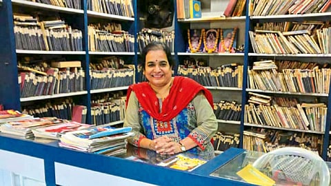 ग्रंथालयातील पुस्तकांबरोबर स्नेहल जोशी.