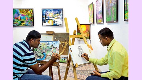 पिंपळे सौदागर - चित्र काढून रंगविताना लष्करी जवान शरण गुरव (डावीकडे) व शेजारी चित्र काढताना जवान शंकर सकपाळ.