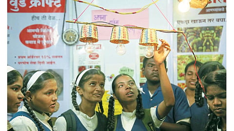 गणेश कला क्रीडा मंच - कौशल्योत्सवात वस्तूंची माहिती घेताना विद्यार्थिनी.
