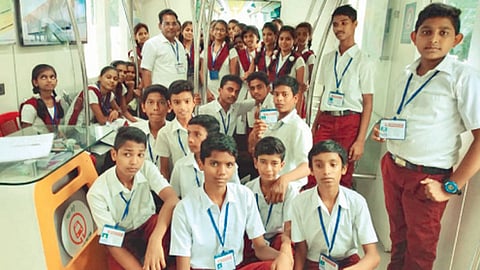 झीरो माइल - मेट्रो कोचमध्ये आनंद लुटताना शाळकरी विद्यार्थी.