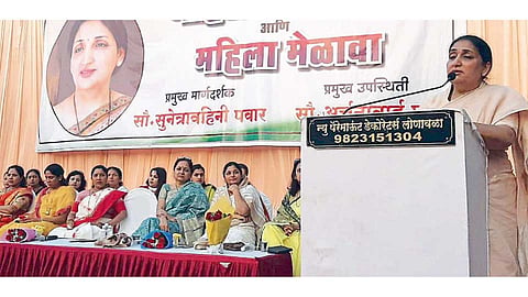 लोणावळा - आघाडीचे उमेदवार पार्थ पवार यांच्या प्रचारार्थ आयोजित करण्यात आलेल्या महिला बचत गट मेळाव्यात मार्गदर्शन करताना सुनेत्रा पवार.