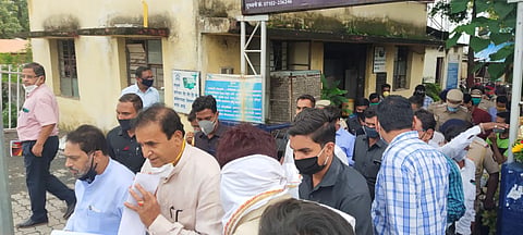 कन्हान:  पोलिस ठाण्यातील बैठक आटोपून वाळू घाटाकडे मोर्चा वळविताना गृहमंत्री.