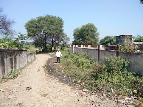 थडीपवनी ः गावात प्रवेश करणाऱ्या रस्त्यावर जागोजागी घाण दिसून येते. 