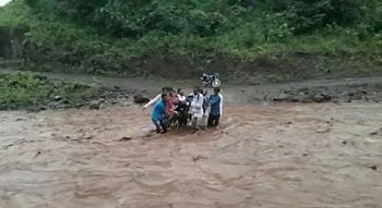 नदीवर पुलच नाही, म्हणून ग्रामस्थांना वाहने न्यावी लागतात उचलून 