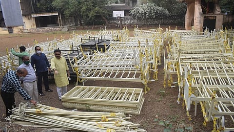 ठाण्यात कोरोना रुग्णांसाठीचे शेकडो नवे कोरे बेड मैदानात पडून