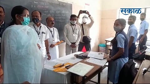 The Minister of Education visited a school in Pune to review the implementation of the rules corona