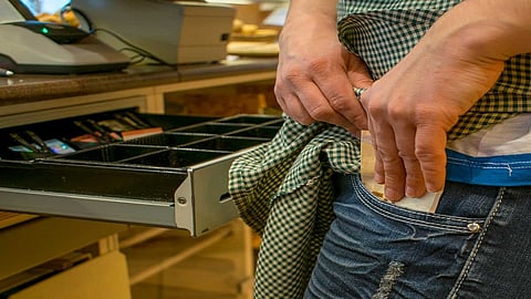 The worker had stolen 25 thousand.jpg