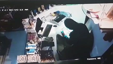 Video : पीपीई कीट परिधान करून चोरट्यांनी मारला किराणा, मेडिकल दुकानात डल्ला