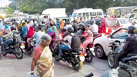 मुंढवा - महात्मा फुले चौकात सिग्नल सुरू होण्याआधीच झेब्रा क्रॉसिंगच्या पुढे गेलेले वाहनचालक.