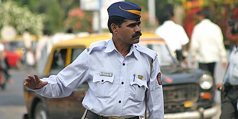 Who did not follow the traffic rules in front of the police in Shrirampur taluka