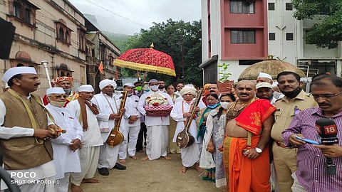 Twenty people leave with Nivruttinath Paduka For Pandharpur at 10am by Shivshahi