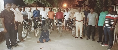 हेडलाइट फुटलेली चोरीची दुचाकी घेऊन आला अन्‌..