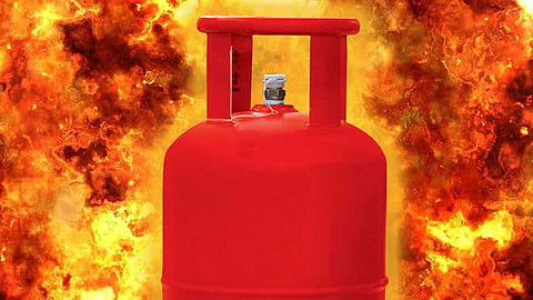 The gas cylinder truck caught fire near kagal kolhapur 