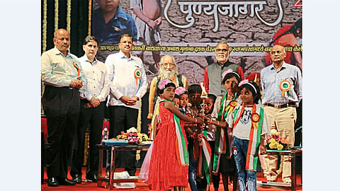 पर्वती दर्शन - शंकरराव भोई स्मृति प्रतिष्ठानतर्फेआत्महत्याग्रस्त शेतकऱ्यांच्या मुलांच्या हस्ते मशालीचा पोत प्रज्वलीत करून पुण्यजागर शिक्षणाचा' या कार्यक्रमाचे उद्‌घाटन करण्यात आले. याप्रसंगी (डावीकडून) डॉ.विठ्ठल जाधव, डॉ.भूषण गगराणी, व्ही.लक्ष्मीनारायण.