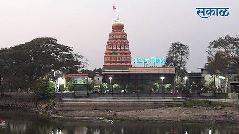 वाघोली - पुरातन वाघेश्वर मंदिर आणि सभोवताली असलेले तळे पर्यटकांना नेहमीच खुणावत असते.