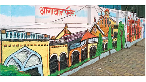 शिवाजीनगर : शासकीय अभियांत्रिकी वसतिगृहाच्या भिंतीवर रेखाटलेले आगाखान पॅलेसचे चित्र.