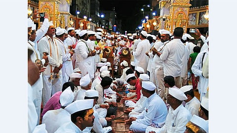 पुणे - श्रीमंत दगडूशेठ हलवाई गणपती ट्रस्टच्या शतकोत्तर रोप्यमहोत्सवी गणशोत्सवात वारकरी भजन सादर करण्यात आले.