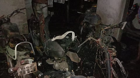 pune crime man burned vehicles for not permitted to drink in auto