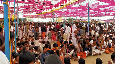 टेंभुर्णी : गोंधनखेडा येथील गौरीशंकर महादेव आश्रमात जपानुष्ठान सोहळ्याच्या सांगता समारंभामध्ये पुरणपोळीचा महाप्रसाद घेताना भाविक. 