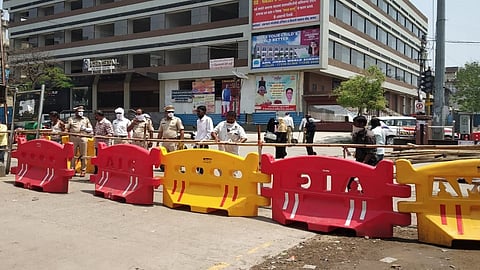 जालना शहरातील मामा चौक येथे बॅरिकेड बसविण्यात आले. 