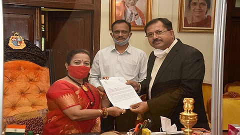 कोविड नियंत्रणात ठेवण्यासाठी BMC ने केलेल्या कामाबद्दल किशोरी पेडणेकर यांचा गौरव