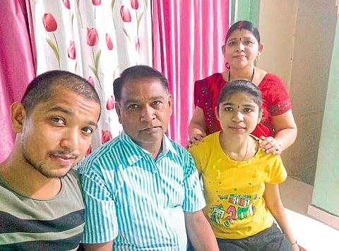 वडील अनिल, आई मंगला, भाऊ आशीष सोबत मोनिका जयस्वाल. 
