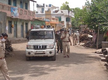 अरेच्चा... पोलिस गाडीवर सायरनचा आवाज नव्हे...तर साने गुरुजींच्या कविता !
