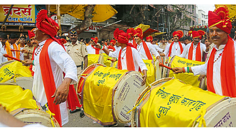 लक्ष्मी रस्ता - मानाचा तिसरा गणपती गुरुजी तालीम मंडळाच्या मिरवणुकीत येरवडा खुल्या कारागृहातील कैद्यांनी ढोलवादन केले. गणेशोत्सवाच्या इतिहासात प्रथमच झालेल्या या उपक्रमाला पुणेकरांनी चांगला प्रतिसाद दिला.