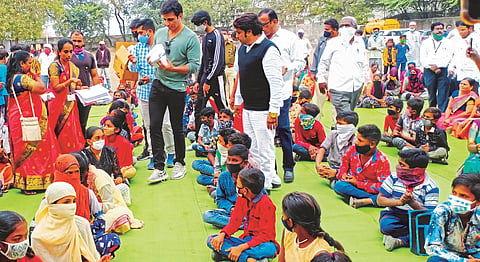 Actor Sonu Sood's social service in Nagar district, students felt mobile