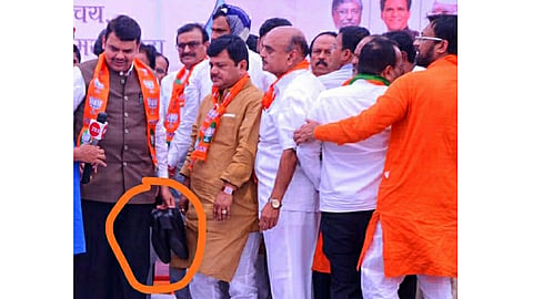 फडणवीस यांनी बुट हातात का घेतले ? काय आहे कारण 