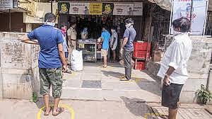 मुंबईत दुकाने उघडली परंतु, ग्राहकच नाहीत! बाजाराच्या सद्यस्थितीचा आढावा घेणारी 'ही' बातमी