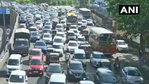 मुंबईतील रस्त्यावर वाहनांची गर्दीच गर्दी; पश्चिम द्रुतगती मार्गावरही वाहतुक कोंडी