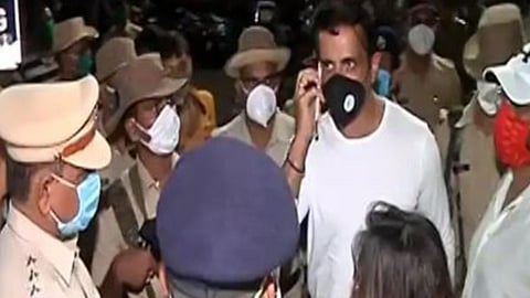 मजूरांना भेटायला गेलेल्या सोनू सूदला वांद्रे टर्मिनस बाहेरच रोखलं! काय घडलं नक्की, वाचा