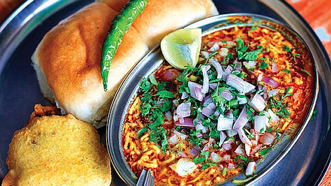 वडा-पाव, मिसळचा आस्वाद घेण्यासाठी मुंबईकरांची गर्दी 