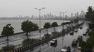 मान्सूनच्या आगमनाने मुंबईकर सुखावले! शहरात जोरदार वाऱ्यासह पावसाची एन्ट्री