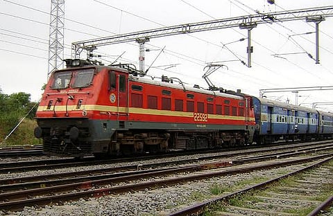 धक्कादायक! अपंग महिलेला रेल्वेतून फेकले बाहेर 