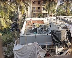 वरळीत सीआरझेडचे उल्लंघन? समुद्रात भराव टाकून अवैध बांधकामे!